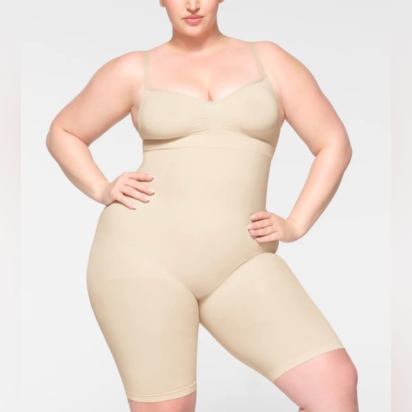 NWOT Skims Sculpting High Waisted Shorts Sand Color Size 2XL - Picture 1 of 8